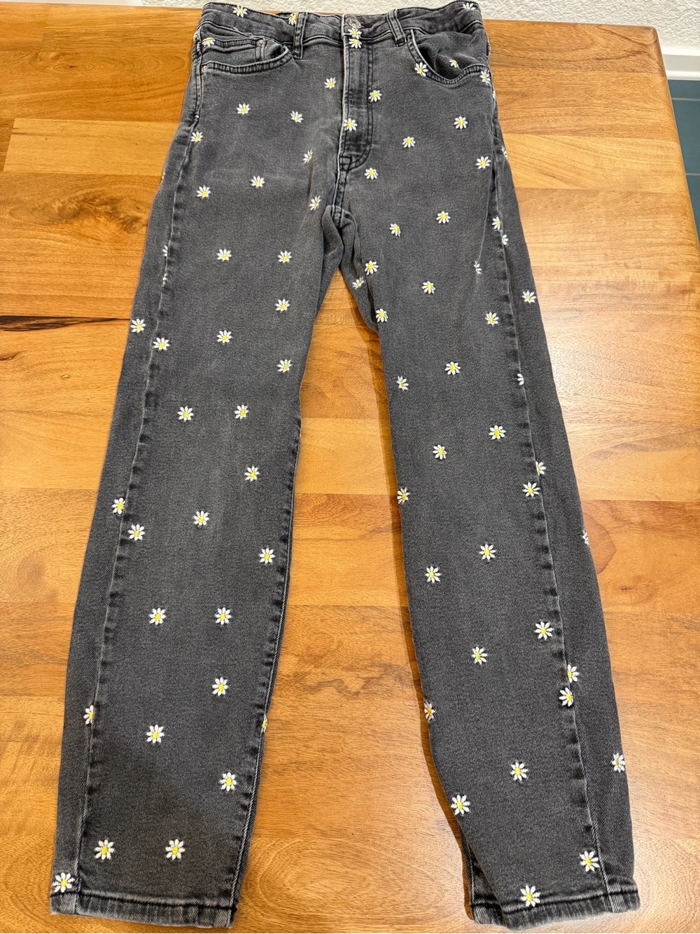stradivarius Vintage Black ’Mom Slim’ Jeans w/ Daisy Embroidery Size 8